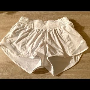 Lululemon Low Rise Hotty Hots 2.5’s